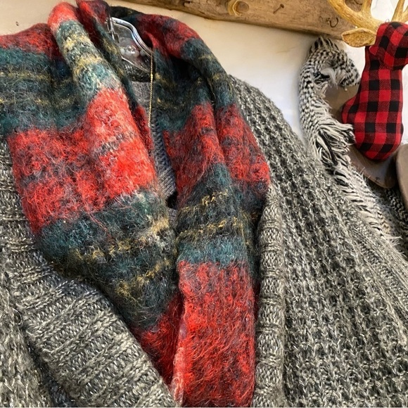 Cozy & warm mohair wool vintage scarf w cottage/resort vibe - Picture 9 of 11